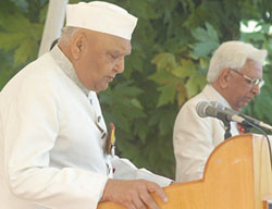 The Jammu and Kashmir Governor, Lieut-Gen S.K. Sinha (retd), administers the oath of office to Justice R.P. Sethi as the first Chairman of the Accountability Commission, at Raj Bhavan in Srinagar on Friday. 