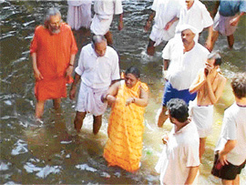 Within seconds of tsunami waters entering Amritapuri Ashram, Amma was busy controlling the situation and moving the inmates to safety.