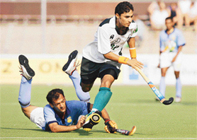 Viren Rasquinha makes an attempt to tackle Tariq Aziz of Pakistan. Viren and other Indian midfielders left gaps open for rivals to exploit