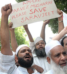 Activists of the All-India Muslim Council raise slogans demanding the release of Sarabjit Singh during a demonstration in New Delhi on Saturday.