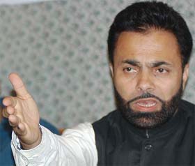 Chairman of the National People's Party Saleem Galeeni addresses supporters and workers during the launch of his party at the Hurriyat headquarters in Srinagar