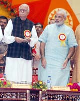 BJP president L.K. Advani with Gujarat Chief Minister Narendra Modi after unveiling the Jyoti Gram Yojana 