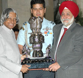 Dr SP Singh, Vice-Chancellor of Guru Nanak Dev University, Amritsar, receives the Maulana Abul Kalam Azad Trophy from President APJ Abdul Kalam at Rashtrapati Bhavan in New Delhi on Monday