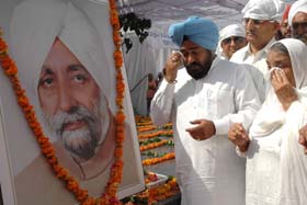 Mr Samsher Singh Dullo, President of the Punjab Pradesh Congress Committee, and Jaswant Kaur, widow of late Beant Singh, wipe their tears on the occasion of Beant Singh’s 10th death anniversary in Chandigarh