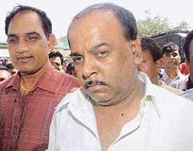 Prime accused Rajkumar Wazir Chand Vazirani, who was arrested by the Delhi Police on Tuesday for threatening Sanjay Kapur, being brought to the Tees Hazari court in New Delhi on Wednesday.