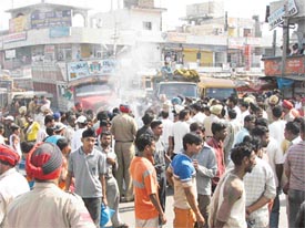Activists of Valmiki Samaj demonstate at Basti Jodhewal to protest against the Gohana incident on Friday