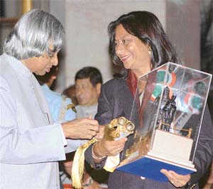 Cricket coach Sunita Sharma receives the Dronacharya Award from President APJ Abdul Kalam