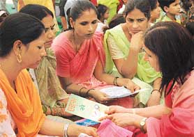 Volunteers of the Servants of the People Society apprise women in Maloya of the symptoms of sexually transmitted diseases.