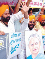 Activists of the National Akali Dal demonstrating against Chief Minister Sheila Dikshit at Jantar Mantar in the Capital.