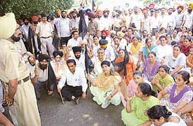 Members of Punjab School Education Board (non-teaching staff) employees Association protesting against an ordinance issued by the Punjab Governor outside the PSEB office