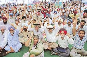 Members of a joint front of various teachers union protesting against privatisation at Mohali