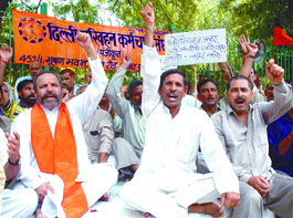 DTC workers demonstrating under the banner of the Delhi Pradesh Shiv Sena, demanded the suspension of corrupt officials at Jantar Mantar in the Capital on Tuesday.