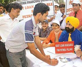 Jaspal Bhatti distributes loans for petrol and diesel to those who can afford vehicles but not fuel at Sector 17, Chandigarh