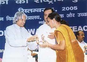 Ms Sudesh Kumari, a JBT teacher of Government Girls High School, Sector 25, being conferred the National Award by the President, Dr A.P.J. Kalam