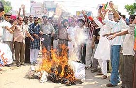 BJP workers burn an effigy of the PSEB to protest against power shortage in Ludhiana