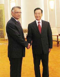 Indian Union Home Minister Shivraj Patil is welcomed by Chinese Premier Wen Jiabao at the Great Hall of People in Beijing