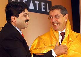 Union Telecommunications and IT Minister Dayanidhi Maran honours Serge Tchuruk, Chairman and CEO, Alcatel, at the inaugural function of C-DoT Alcatel Research Centre in Chennai 