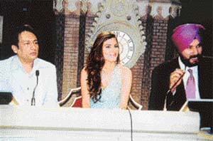 Shekhar Suman, Parizad and Navjot Sidhu on the sets of The Great Indian Laughter Challenge: Packing in the punch