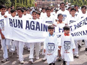 Schoolchildren participating in Run Against Fast Electricity Metre under the banner of Lok Abhiyan at India Gate in the Capital