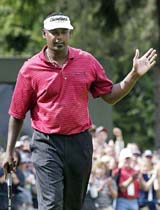 Vijay Singh of Fiji waves to the gallery after putting on the 18th green after his third round of the Canadian Open in Vancouver on Saturday