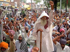 Activists of various farmer bodies protesting in favour of their demands in front of the mini-secretariat in Bathinda