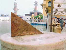 Sardar Lehna Singh MajithiaHe designed a mechanism resembling a clock, showing the hour, the date, the day of the week and the phases of moon and other constellations.