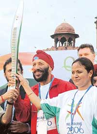 Milkha Singh and Jyotimay Sikdar with the 2006 Commonwealth Games Baton in front of the Red Fort 