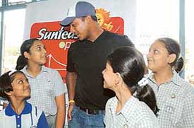 Indian tennis ace Mahesh Bhupathi chats with schoolchildren in Kolkata 