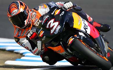 Italys MotoGP rider Max Biaggi negotiates a corner during a free practice session at the Japan Grand Prix in Twin Ring Motegi, north of Tokyo