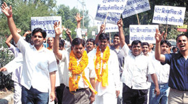 Swadeshi Jagran Manch activists and ABVP leaders during the Chetawani Padyatra against the WTO and MNCs at Delhi University in the Capital on Tuesday