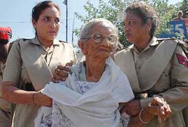 Kanshi Rams 96-year-old mother Bishen Kaur is led to a police vehicle after she courted arrest in Ludhiana on Tuesday to protest against the illegal custody of her son with Mayawati.
