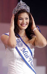Angela Mackay, 21, celebrates after winning the Miss Thailand crown in Bangkok in this September 10 photo. Australian beauty MacKay handed back her crown on Wednesday, nearly 10 days after winning it, saying her entirely unexpected triumph interfered with her modelling career.
