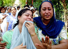 The daughter of former Congress minister Surinder Kapoor wails prior to his funeral in Bathinda on Wednesday.