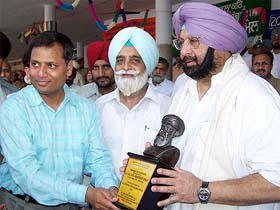 Deputy Commissioner Alok Shekhar felicitates the Chief Minister, Capt Amarinder Singh, at Baba Sheikh Farid Rural Sports Fair in Faridkot