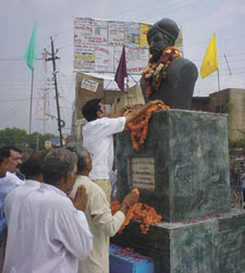 Congress leader Anil Rao paying homage to Rao Tularam on Martyrs Day being observed in Rewari