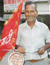 Rajinder Gupta with his cycle on his journey to Vaishno Devi
