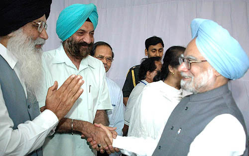 Dr Manmohan Singh talks to Mr Parkash Singh Badal and Mr Tarlochan Singh