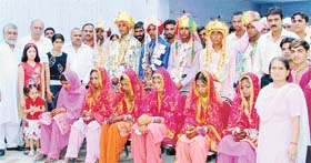The marriage of poor girls was arranged in Gurdwara Sri Guru Singh Sabha by Maa Bhagwati Club