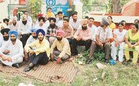 Members of the ETTU hold a meeting in Chhatar Singh Park in Ludhiana