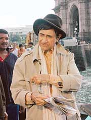 Evergreen Bollywood legend Dev Anand is crowded by his fans at Gateway of India, in Mumbai on his 82nd birthday on Monday morning on th set of his new film 'Mr Prime Minister'.