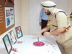 The Director-General of Police, Punjab, Mr S.S. Virk, pays tributes to the police personnel who were killed in a snowstorm in Sikkim, in Chandigarh