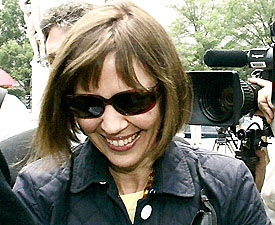 New York Times reporter Judith Miller walks towards the US federal district court in Washington in this July 6, 2005 file photograph