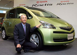Toyota Motor Corp President Katsuaki Watanabe poses with new compact car, Ractis, in Tokyo on Monday. Ractis features high-speed, high-capacity stying and is loaded with a fuel-saving engine.
