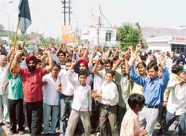Shawl manufacturers and traders protest against the imposition of VAT on shawls at Cheema Chowk, Ludhiana
