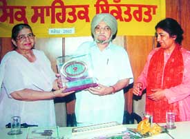 Dr Ranuka Singh, Chairperson, Punjabi Sahit Sabha, and Dr Mohinder Kaur Gill, Gen Secretary honour Dr K.S. Kaang