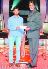 Pankaj Duggal receives his cheque from Amitabh Bachchan