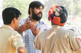 Shailinder Malhotra argues with the police outside the District Court complex in Ludhiana on Thursday