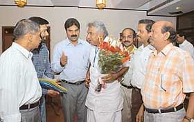 Members of the Malayalee Samajam, Mohali, with the Chief Minister of Kerala, Mr Oommen Chandy, in Chandigarh on Friday.