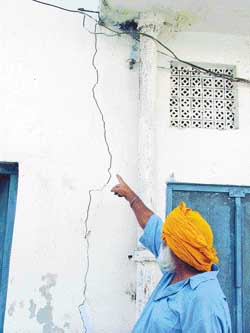 The cracks that have developed in the house of Ajaib Singh
