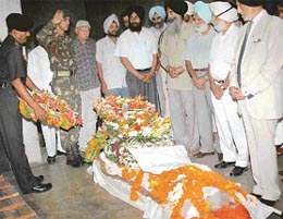 A wreath is being laid on behalf of the GOC-in-C, Western Command, as a mark of respect to Major-Gen Narinder Singh (retd) who died in Chandigarh on Tuesday.